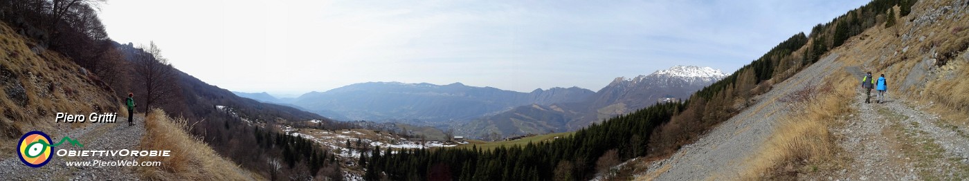 23 Vista sulla Valle Imagna salendo verso lo Zuc di Valbona.jpg